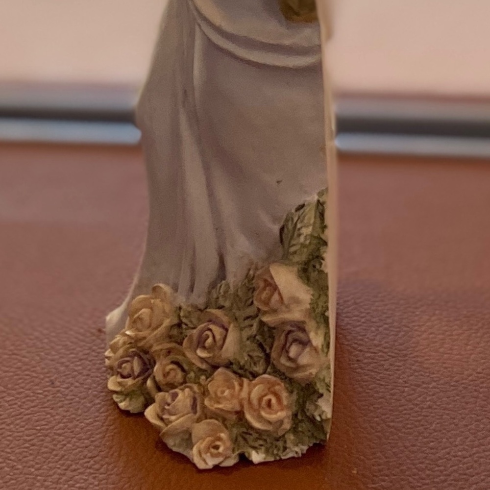 Vintage Angel Figurine - Picture 4 of 11